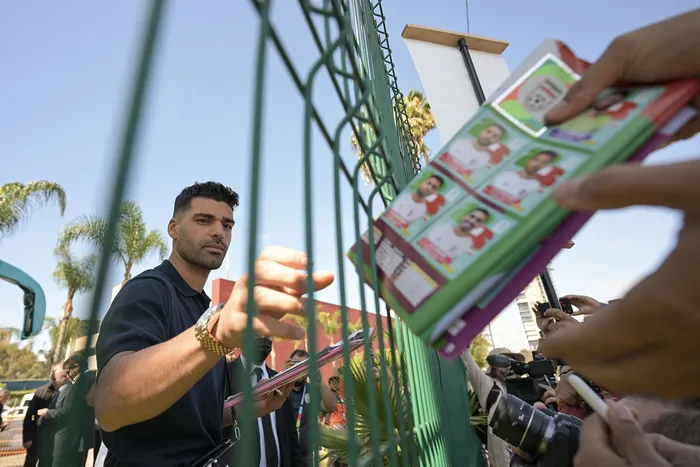 Mehdi Taremi, de la selección de Irán, firma autógrafos en Tijuana, México. · Foto: Guillermo Arias, AFP