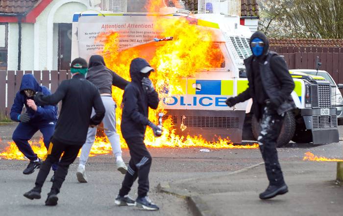 Jóvenes atacan un vehículo de la Policía con cócteles molotov, el 5 de abril, en Creggan de Derry, Irlanda del Norte. · Foto: Pablo Fe, AFP