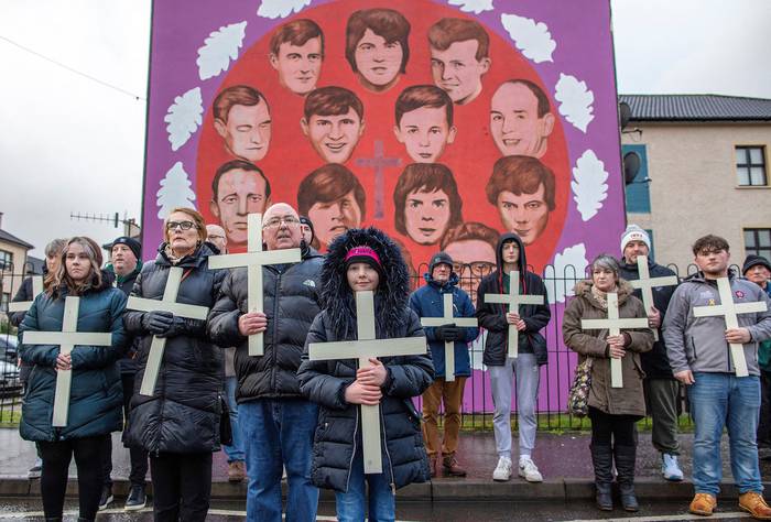 Manifestación frente a un mural que conmemora a las víctimas de los asesinatos del Domingo Sangriento de 1972 en Irlanda del Norte (30.01.2022). · Foto: Paul Faith, AFP