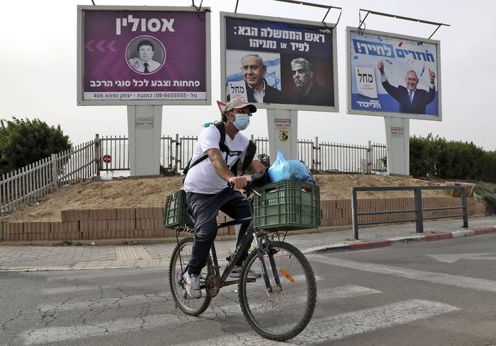 Carteles electorales, ayer, en la ciudad de Beersheba, en el sur de Israel.
 · Foto: Hazem Bader, AFP