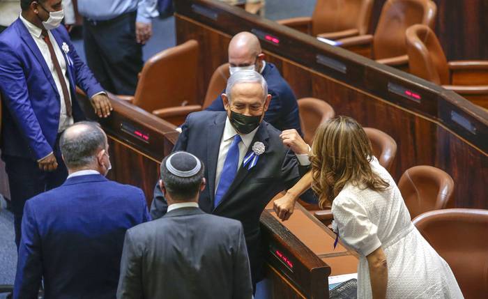 Benjamin Netanyahu (c) primer ministro israelí, durante la ceremonia de juramentación del 24º Knesset (parlamento) israelí, ayer, en Jerusalén.
 · Foto: Alex Kolomoisky, pool, EFE