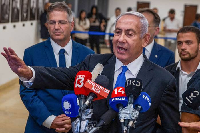El ex primer ministro de Israel, Benjamin Netanyahu, habla con la prensa en el Parlamento, en Jerusalén (20.06.2022). · Foto: Oren Ben Hakoon, AFP