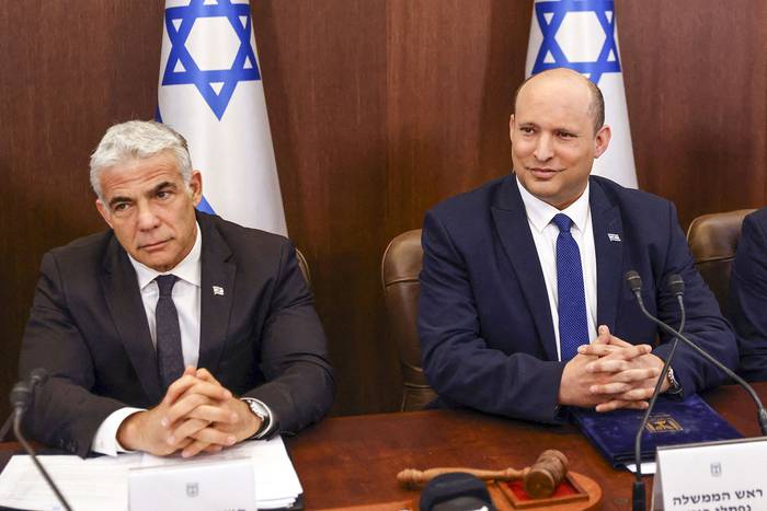 Yair Lapid, ministro de Relaciones Exteriores, y Naftali Bennett primer ministro israelí, durante una reunión de gabinete, este domingo, en la oficina del primer ministro en Jerusalén. · Foto: Ronen Zvulun, AFP