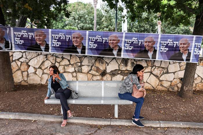 Propaganda electoral, en la ciudad de Migdal HaEmek, en el norte de Israel (23.10.2022). · Foto: Menahen Kahana, AFP