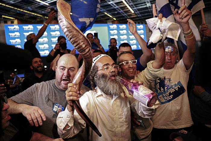 Partidarios del partido Likud de Israel, en la sede de la campaña del partido en Jerusalén (31.10.2022). · Foto: Menahen Kahana, AFP