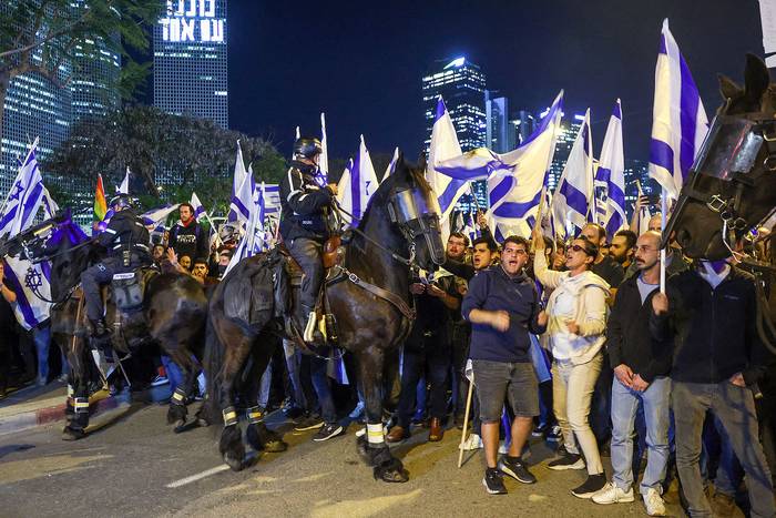 Manifestantes contra el impulso del gobierno para reformar el sistema de justicia, en Tel Aviv (27.03.2023).