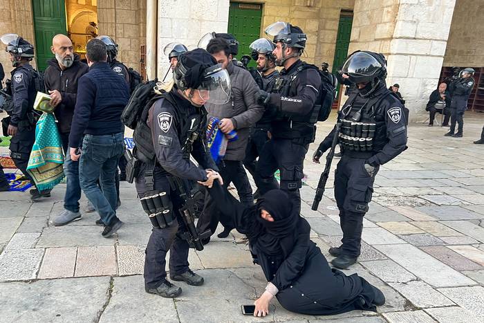 Policías israelíes retiran a fieles musulmanes palestinos sentados la mezquita de Al-Aqsa, el 5 de abril, en Jerusalén. · Foto: Ahmad Gharabli,  AFP