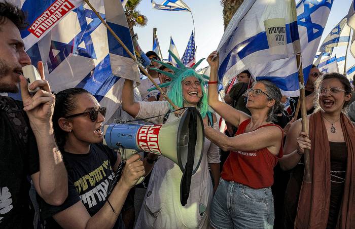 Manifestación contra el proyecto de ley de reforma judicial del gobierno israelí, frente a la embajada de Estados Unidos en Tel Aviv (11.07.2023). · Foto: Menahen Kahana, AFP