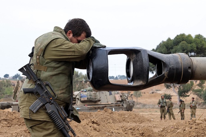 Soldados israelíes toman posiciones cerca de la frontera con Gaza en el sur de Israel (09.10.2023). · Foto: Jack Guez, AFP