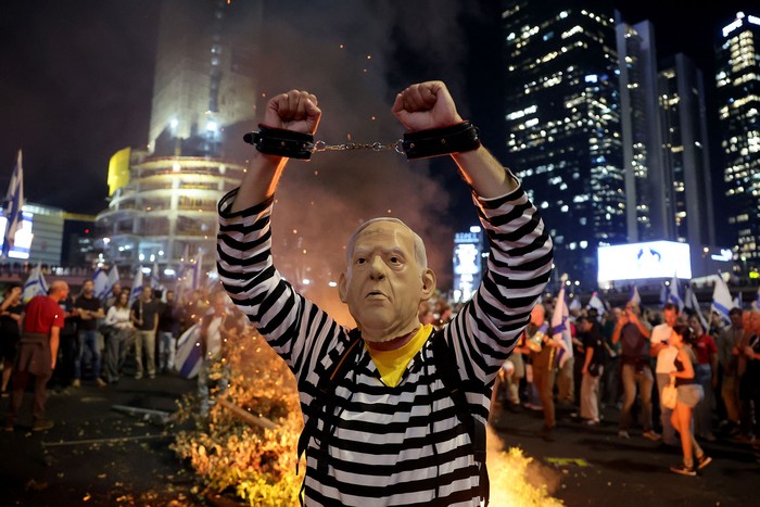 Manifestantes bloquean una carretera en Tel Aviv, el 5 de noviembre, tras la destitución del ministro de Defensa. · Foto: Jack Guez, AFP