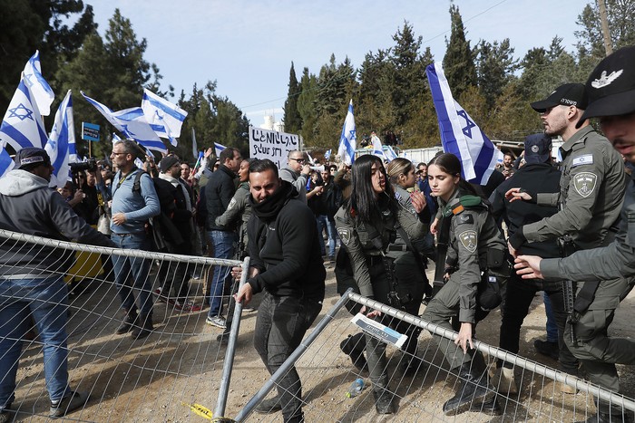 Manifestación antigubernamental junto al parlamento israelí en Jerusalén (13.02.2023). · Foto: Atef Safadi, Efe