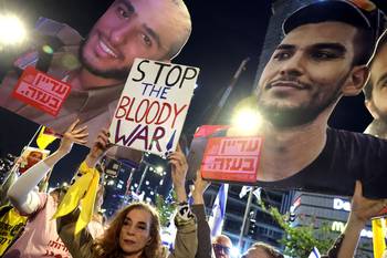 Protesta antigubernamental en exigencia de la liberación de los rehenes, el 29 de marzo, frente al Ministerio de Defensa israelí, en Tel Aviv. · Foto: Jack Guez, AFP
