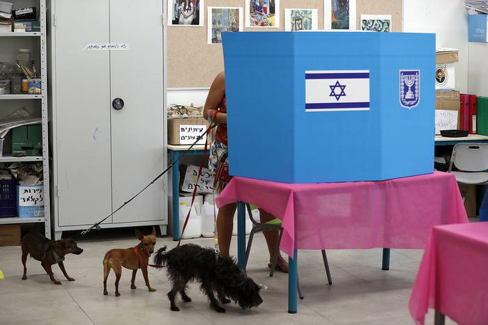 Local de votación de las elecciones generales israelíes, en Tel Aviv (01.11.2022). · Foto: Atef Safadi, Efe