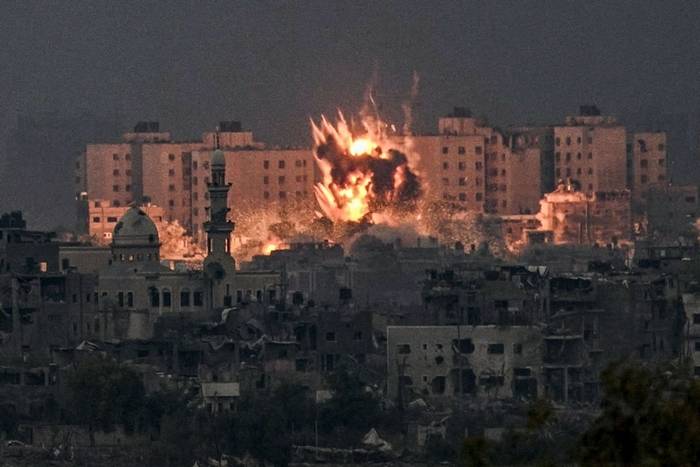 Bombardeos israelíes en el norte de Gaza, el 14 de octubre. · Foto: Aris Messinis, AFP