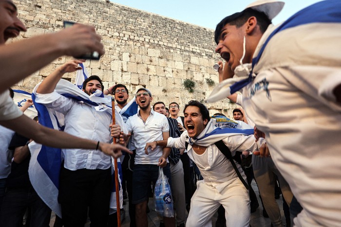 Nacionalistas israelíes, entre ellos activistas de extrema derecha, el 5 de junio, en el Muro Occidental, en la Ciudad Vieja de Jerusalén. · Foto: Gil Cohen-Magen, AFP