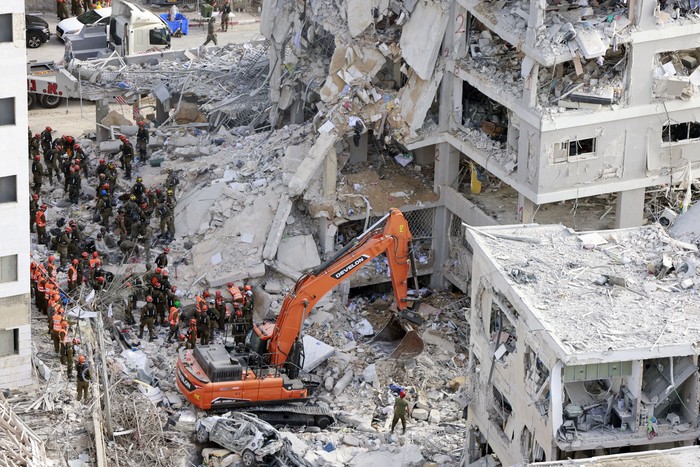 Rescatistas israelíes buscan entre los escombros tras un ataque con misiles iraníes, el 15 de junio, en Tel Aviv. · Foto: Gil Cohen-Magen, AFP