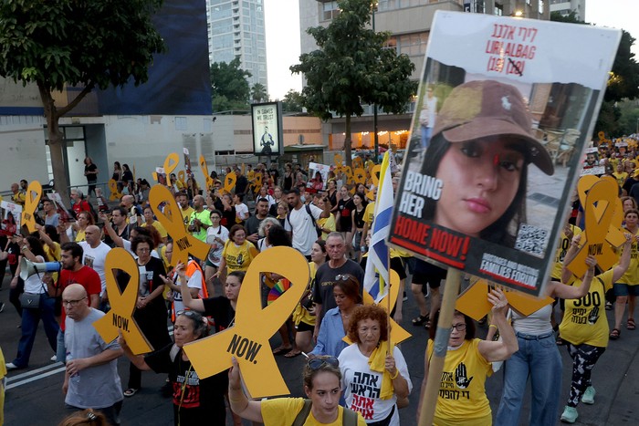 Familiares y amigos de israelíes tomados como rehenes por militantes palestinos en la Franja de Gaza se manifiestan para exigir su liberación, el 1º de agosto, en Tel Aviv. · Foto: Gil Cohen-Magen, AFP