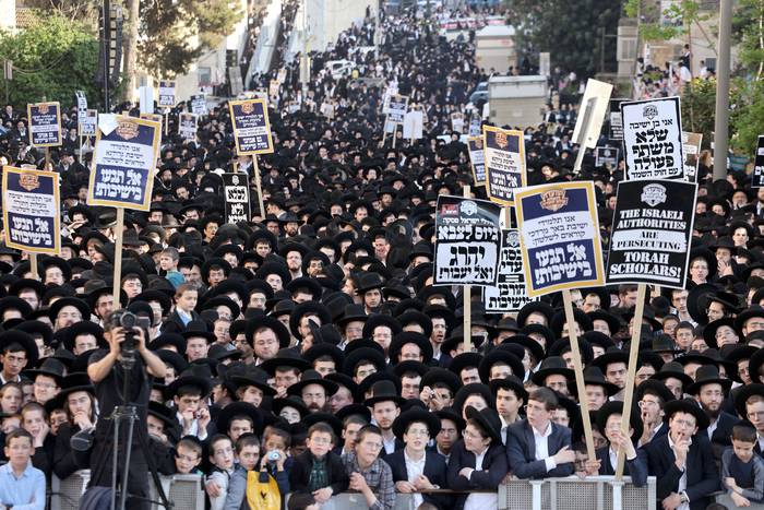 Hombres y jóvenes judíos ultraortodoxos durante una protesta contra el servicio militar obligatorio del ejército israelí, el 11 de abril, en Jerusalén. · Foto: Menahen Kahana, AFP