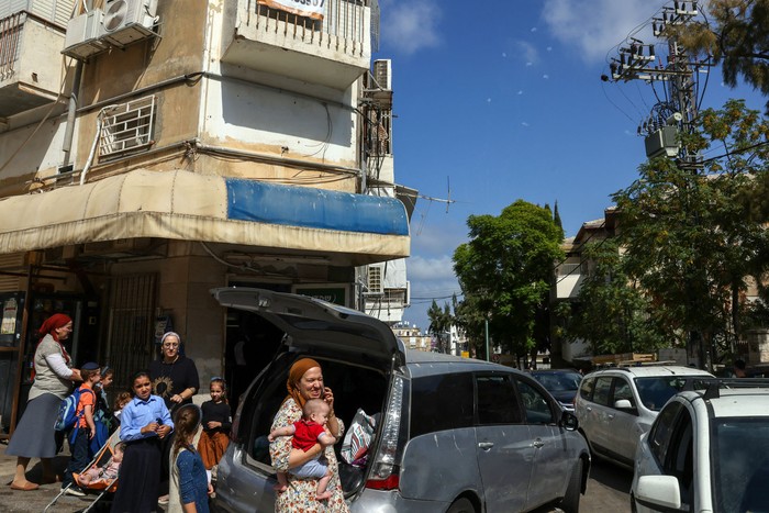 Los judíos ultraortodoxos observan misiles disparados desde el Líbano sobre la ciudad portuaria de Haifa, el 9 de octubre de 2024. · Foto: Menahen Kahana, AFP