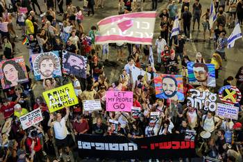 Protesta antigubernamental para exigir la liberación de los rehenes israelíes, el 5 de julio, frente a la sede del Ministerio de Defensa israelí en Tel Aviv. · Foto: Jack Guez, AFP