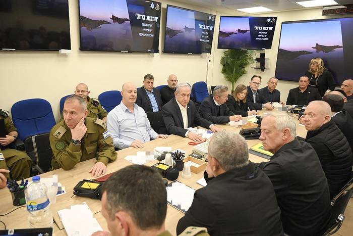 Benjamin Netanyahu, durante una reunion del gabinete de guerra, el 14 de abril, en Tel Aviv. · Foto: Oficina del primer ministro de Israel