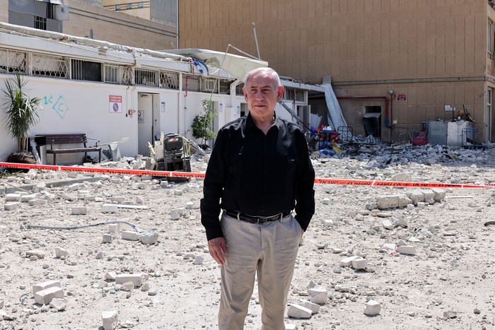 Benjamin Netanyahu, primer ministro israelí, el 19 de junio, entre los escombros del Hospital Soroka, en la ciudad sureña de Beersheba. · Foto: Marc Sellem / AFP