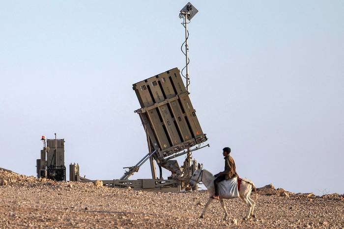 Baterías del sistema de defensa antimisiles Cúpula de Hierro de Israel en una aldea no reconocida por las autoridades israelíes, el 14 de abril, en el desierto del sur de Néguev. · Foto: Ahmad Gharabli,  AFP