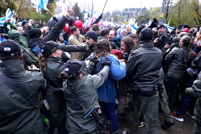 Manifestantes israelíes y la Policía se enfrentan durante una manifestación para exigir el fin de la guerra en Gaza y el regreso de todos los rehenes retenidos por Hamas, el 20 de marzo, en Jerusalén. · Foto: Menahen Kahana, AFP