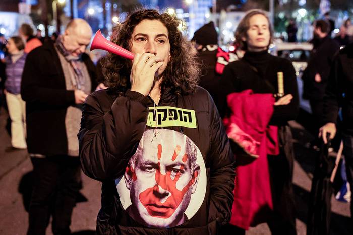 Manifestación antigubernamental, el sábado, en la plaza Habima de Tel Aviv, Israel. · Foto: Ahmad Gharabli,  AFP