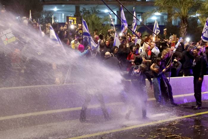 Policías israelíes reprimen activistas antigubernamentales y familiares de rehenes, el sábado 9 de marzo, en Tel Aviv. · Foto: Jack Guez, AFP