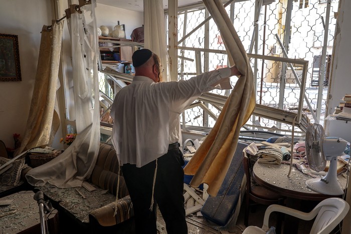 Apartamento dañado en un edificio que fue alcanzado por un cohete lanzado desde el Líbano, el 8 de octubre, en Kiryat Yam, cerca de la ciudad de Haifa, en el norte de Israel. · Foto: Jack Guez, AFP