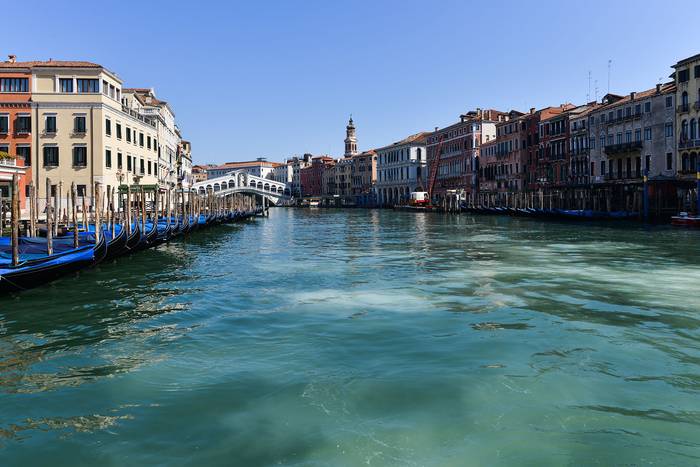Gran Canal cerca del Puente de Rialto, ayer, en Venecia.
 · Foto: Andrea Pattaro, AFP