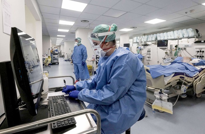 Personal médico y pacientes en una nueva unidad de cuidados intensivos para el tratamiento de Coronavirus Covid-19, en el gimnasio de asistencia de fisioterapia del hospital Poliambilanza, ayer, en Brescia, Italia.
 · Foto: Andrea Fasani, EFE