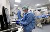 Personal médico y pacientes en una nueva unidad de cuidados intensivos para el tratamiento de Coronavirus Covid-19, en el gimnasio de asistencia de fisioterapia del hospital Poliambilanza, ayer, en Brescia, Italia.
· Foto: Andrea Fasani, EFE Personal médico y pacientes en una nueva unidad de cuidados intensivos para el tratamiento de Coronavirus Covid-19, en el gimnasio de asistencia de fisioterapia del hospital Poliambilanza, ayer, en Brescia, Italia.
· Foto: Andrea Fasani, EFE