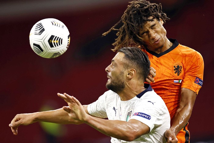 Danilo D'Ambrosio de Italia, y Nathan Ake de Holanda, este lunes en Amsterdam.
 · Foto: Maurice Van Steen, EFE
