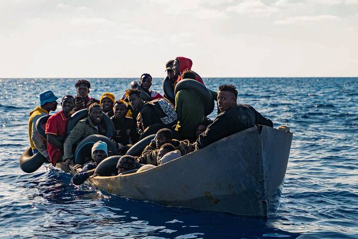 Migrantes preparándose para subir a bordo del barco de rescate Rise Above, después de ser rescatados frente a las costas de Sicilia, Italia, el 3 de noviembre.. · Foto: Foto: Severine Kpoti, Mission Lifeline, AFP