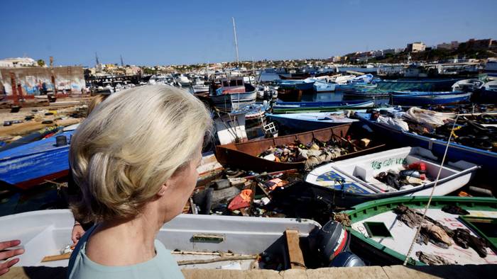 Ursula von der Leyen, presidenta de la Comisión Europea, observa pequeños barcos utilizados por migrantes que han llegado en las últimas semanas a Lampedusa, Italia (17.09.2023). · Foto: Filippo Attili, EFE