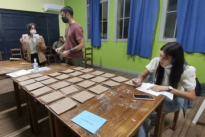 Escrutinio en un circuito electoral de Paysandú. · Foto: Milton Cabrera