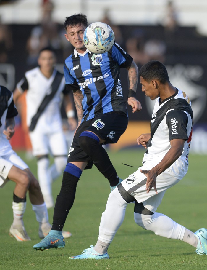 Gonzalo Nápoli, de Liverpool, y Jannenson Sarmiento, de Danubio, este domingo, en el estadio Jardines del Hipódromo. · Foto: Alessandro Maradei