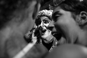 Integrante de la murga Demimurga, anoche, durante el desfile inaugural del carnaval de Montevideo por la avenida 18 de julio. Integrante de la murga Demimurga, anoche, durante el desfile inaugural del carnaval de Montevideo por la avenida 18 de julio.
