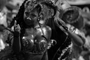 Vedette de la comparsa Yambo Kenia, anoche en el desfile inaugural del carnaval de Montevideo. 