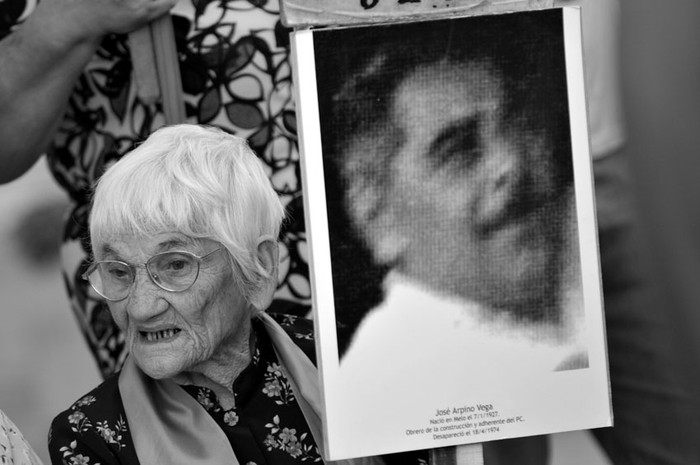 Luisa Cuesta, ayer, durante el traslado de José Mujica a la plaza Independencia · Foto: Javier Calvelo
