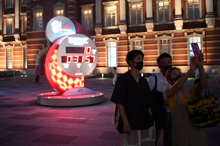 Reloj de cuenta regresiva para los Juegos Olímpicos de Tokio, en las afueras de la estación de Tokio, el 13 de julio de 2021. Foto: Philip Fong, AFP.