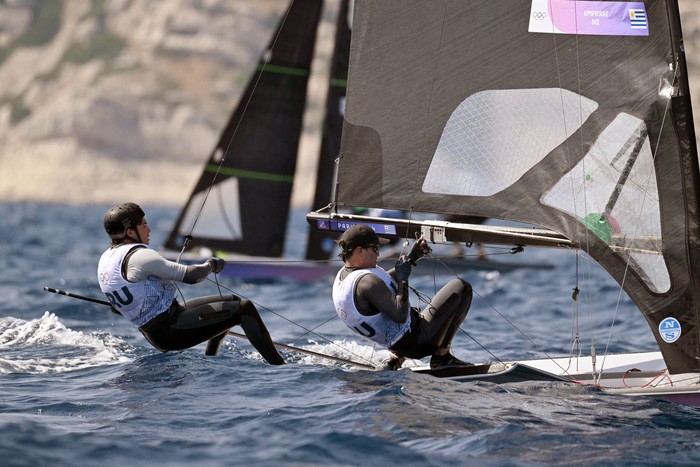 Los uruguayos Hernán Umpierre y Fernando Diz compiten en la carrera 8 durante la competencia de vela de los Juegos Olímpicos de París 2024, el 30 de julio, en la Marina Roucas-Blanc, en Marsella. · Foto: Nicolás Tucat, AFP