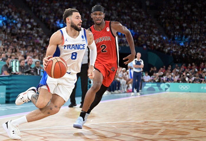 Isaia Cordinier, de Francia, y Shai Gilgeous-Alexander, de Canadá, el 6 de agosto, en el Bercy Arena en París. · Foto: Damien Meyer, AFP