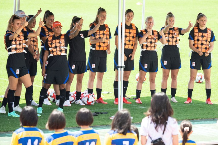 Las jugadoras de fútbol de Países Bajos, antes de una sesión de entrenamiento antes del torneo olímpico, el 10 de julio, en Kamogawa, Japón. · Foto: Charly Triballeau, AFP