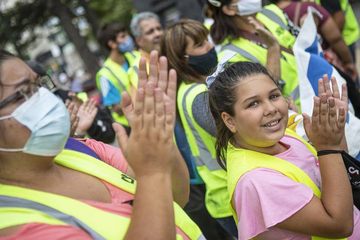 Manifestación de trabajadores del plan ABC, este lunes, en la Intendencia de Montevideo. · Foto: Ernesto Ryan