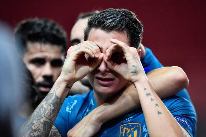 José María Giménez, luego de hacer un gol de cabeza en el partido de visita de Atlético Madrid a Mónaco, en el estadio Luis II, en Mónaco. , afp · Foto: Christophe Simon