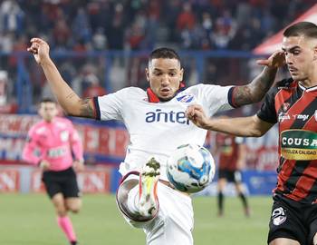 Juan Izquierdo, de Nacional, y Maximiliano Juambeltz, de Fénix, el 10 de mayo de 2024 en el estadio Centenario. · Foto: Camilo dos Santos