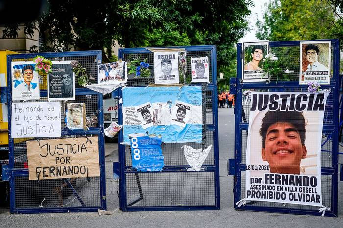 Carteles con la imagen de Fernando Báez Sosa en las rejas de seguridad del Tribunal Oral N° 1, el miércoles, en Dolores, provincia de Buenos Aires. · Foto: Diego Izquierdo / TELAM / AFP
